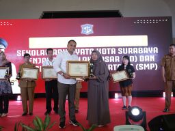 65 Sekolah di Surabaya Terima Penghargaan Adiwiyata Tingkat Kota