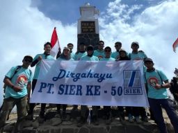 Dirgahayu Ke-50 SIER: Karyawan Ekspedisi pendakian ke Puncak Lawu