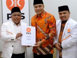 PKS Jatim Serahkan SK DPP Untuk Cakada Surabaya dan Kediri