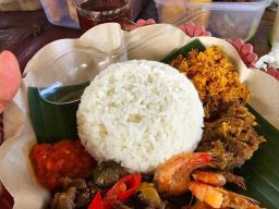Simulasi Makan Bergizi Gratis di Surabaya, Relawan Eri Cahyadi Sambut Antusias