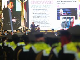 Dihadapan Ribuaa Wisudawan UNESA, Wali Ko