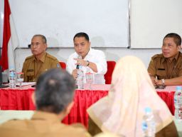 Dihadapan Kepala SD - SMP Negeri, Wali Kota Eri: Tidak Ada Biaya Apapun yang Dikeluarkan Anak - anak!