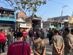 Satpol PP Surabaya Tertibkan Usaha "Rombeng" di Bantaran Sungai Kali Tebu Kenjeran