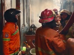 16 Unit Damkar Dikerahkan untuk Padamkan Kebakaran di Kemayoran Baru Surabaya