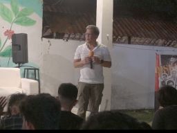 Rocky Gerung Ajak GenZ Surabaya Pilih Pemimpin dengan Nalar Kritis 