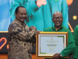 Coach Fakhri Husaini Raih Penghargaan KONI Jatim Award 2024