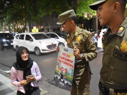 Satpol PP Surabaya Sosialisasikan Perda Trotoar