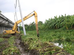 Akhirnya, Pemkot Surabaya Nekat Bersihkan Kali Perbatasan Demi Warga Tidak Banjir