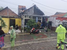 Badai Surabaya! Angin Puting Beliung Hantam Belasan Rumah