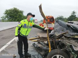 Dua Orang Tewas dalam Laka Mobil di Tol Jombang, Diduga Sopir Ngantuk 