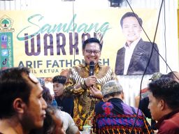 Sambang Warkop, Arif Fathoni Serap Aspirasi Perawatan Lapangan Sepak Bola Kampung