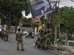 Satpol PP Surabaya "Penggal" Sebuah Reklame di Jalan Raya Made, Ini Alasannya