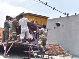 Operasi Satpol PP Surabaya: 7 Bekupon di Gubeng Masjid Dibongkar
