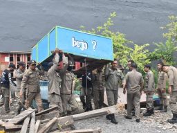 Giliran Bekopon di Petomon yqng Dirobohkan Satpol PP Surabaya