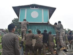 Giliran Bekupon di TPU Rangkah Dibongkar Satpol PP Surabaya