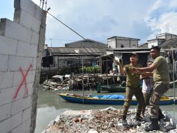 Satpol PP Surabaya Tertibkan Bangunan Liar di 200 Meter Awal Sungai Kalianak 