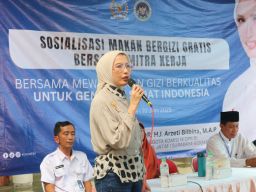 Arzeti Bilbina Ajak Warga Semolowaru Surabaya Dukung Program MBG