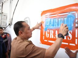 Surabaya Tertibkan Izin Parkir Toko Swalayan, Wali Kota Eri: Untuk Lindungi Konsumen dan Pengusaha
