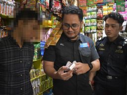 Puluhan Bungkus Rokok Ilegal di Surabaya Timur