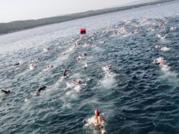 Ratusan Perenang Beradu Menerjang Arus Selat Madura di Piala Kasal 2025