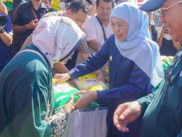 Ribuan Warga Serbu Pasar Murah, Khofifah Bagikan Telur dan Beras Gratis