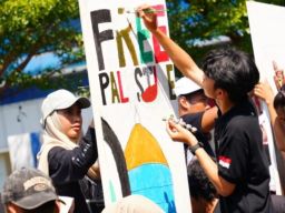 Ribuan Maba UMSurabaya Ukir Pesan Damai di The Wall of Peace