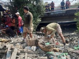 Bersihkan Sungai Kalianak, Pemkot Surabaya Angkut Sampah Hingga 10 Truk