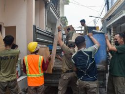 Terapkan Relokasi Humanis, Satpol PP Surabaya Dampingi Warga Kalianak