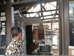 Atap Rumah di Surabaya Ambruk! Penghuni Langsung Dievakuasi