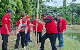 HUT Megawati, PDI Perjuangan Surabaya Tanam Pohon di Waduk Tirta Adhyaksa
