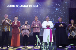Ribuan Umat Kristiani Padati Balai Kota Rayakan Natal