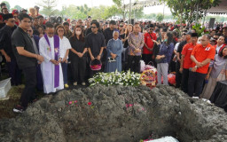 Ribuan Pelayat Antar Cak Awi ke Peristirahatan Terakhir di TPU Keputih