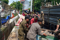 Satpol PP Surabaya Bongkar Lapak dan Bangunan Liar di Manukan