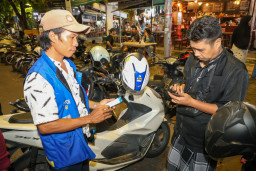 711 Petugas Parkir Sudah Terintegrasi Sistem Non-Tunai