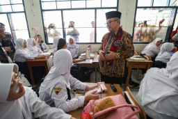 Mendikdasmen Tinjau Pelaksanaan TKA di Surabaya, Siswa: Soal Lebih Mudah dari Perkiraan