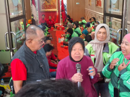 Risma Temui Ratusan Ojol Perempuan di May Day