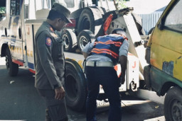 Pemkot Gusur Bengkel Pengecatan dan Las Mobil di Jalan Nias