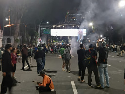 Demo Ricuh! Massa Serbu Grahadi dan Lempari Polisi