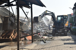 Pemkot Surabaya Buldoser 192 Lapak Tak Berizin di Pagesangan