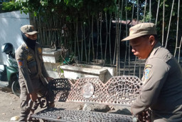 Kursi Diduga Hendak Dijual Rombeng, Pemilik Diamankan ke Polsek Gubeng