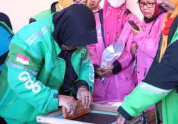 150 Ojol Perempuan di Surabaya Ikuti Pelatihan MUA, Masak dan Jahit