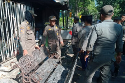 Pelaku Gunakan Mobil Ambulans untuk Curi Kursi Fasum Pemkot Surabaya