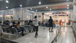 Tangis Pecah di Tanjung Perak, Keluarga Korban Tunggu Kedatangan Evakuasi
