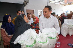 Karang Taruna Salurkan Beras Bapanas, Eri: Iki Loh Anak Muda Surabaya