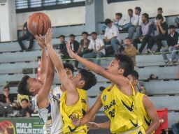 Ratusan Pelajar se-Surabaya Raya Berebut Piala Walikota di Kejuaran Bola Basket