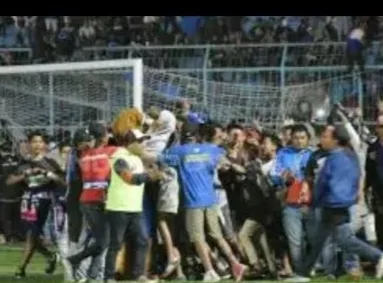 Bonek Desak Aparat Tangkap Oknum Aremania Perobek Lambang Persebaya