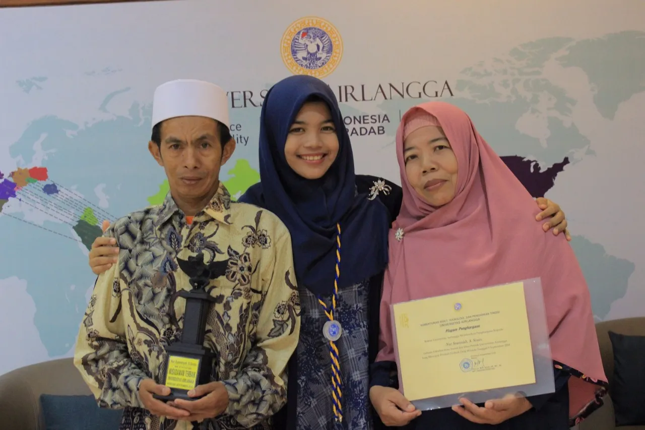 Anak Penjual Cilok Ini Lulus Dengan IPK 3,90