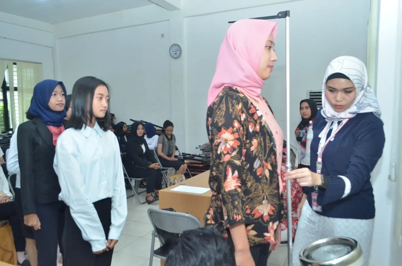 Sebanyak 45 Calon Penerima Beasiswa Pramugari Jalani Tes Kesehatan dan Interview Di Dispendik