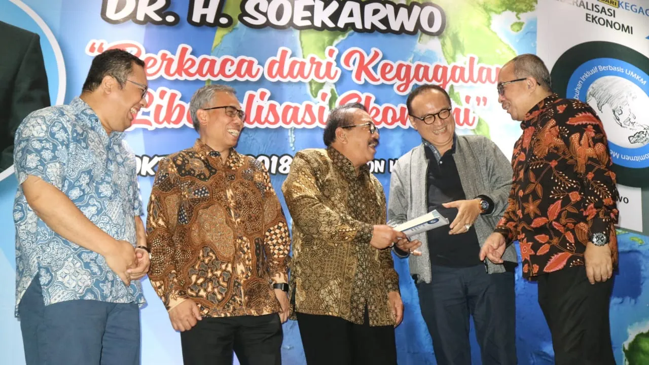 Launching Buku Ke Tujuh, Pakde Karwo : Ini Seperti Politik Gelang Karet, Molor Mengkeret.