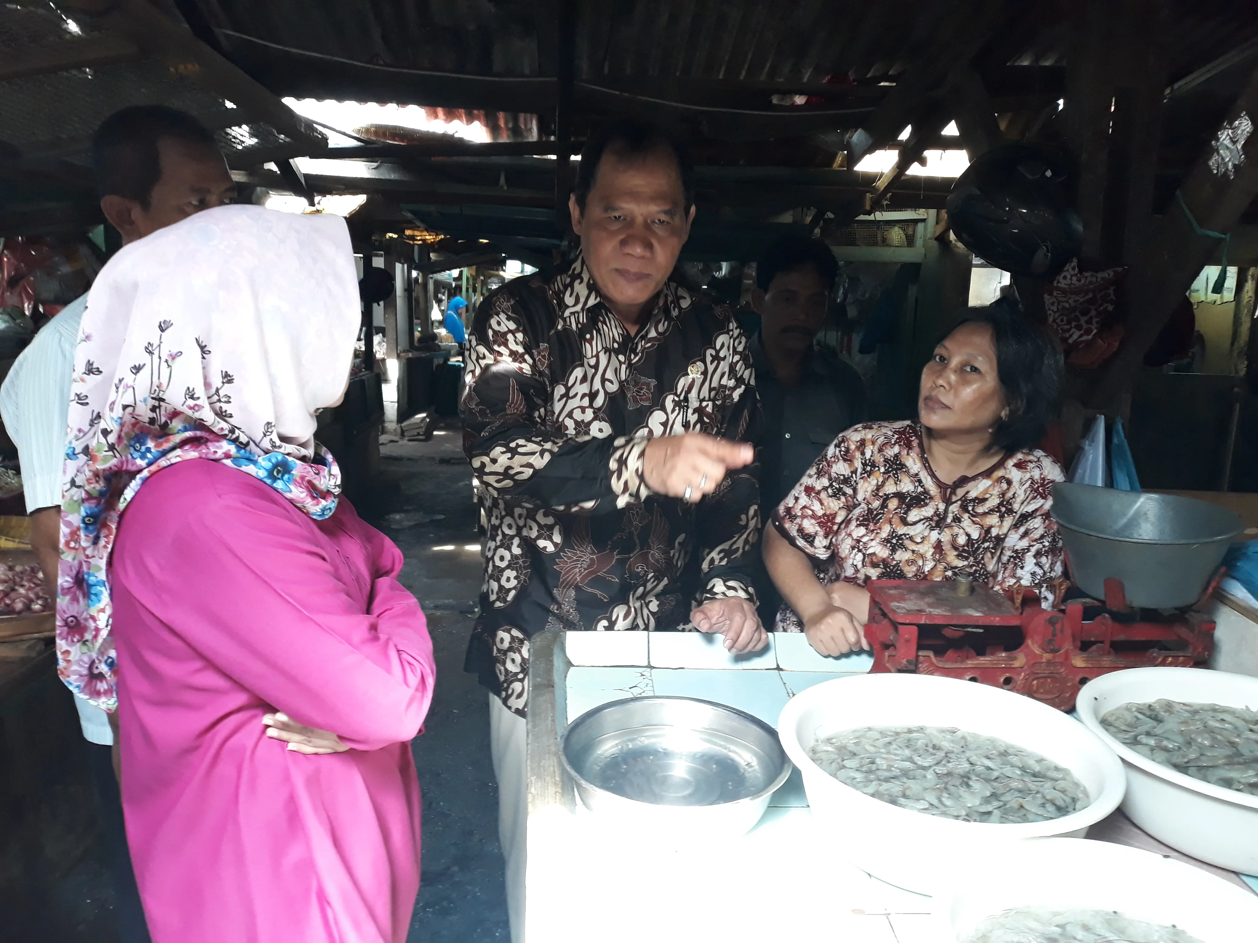 Kunjungi Pasar Pucang, Bambang Haryo Dicurhati Emak-emak Masalah Becek Hingga Atap Bocor